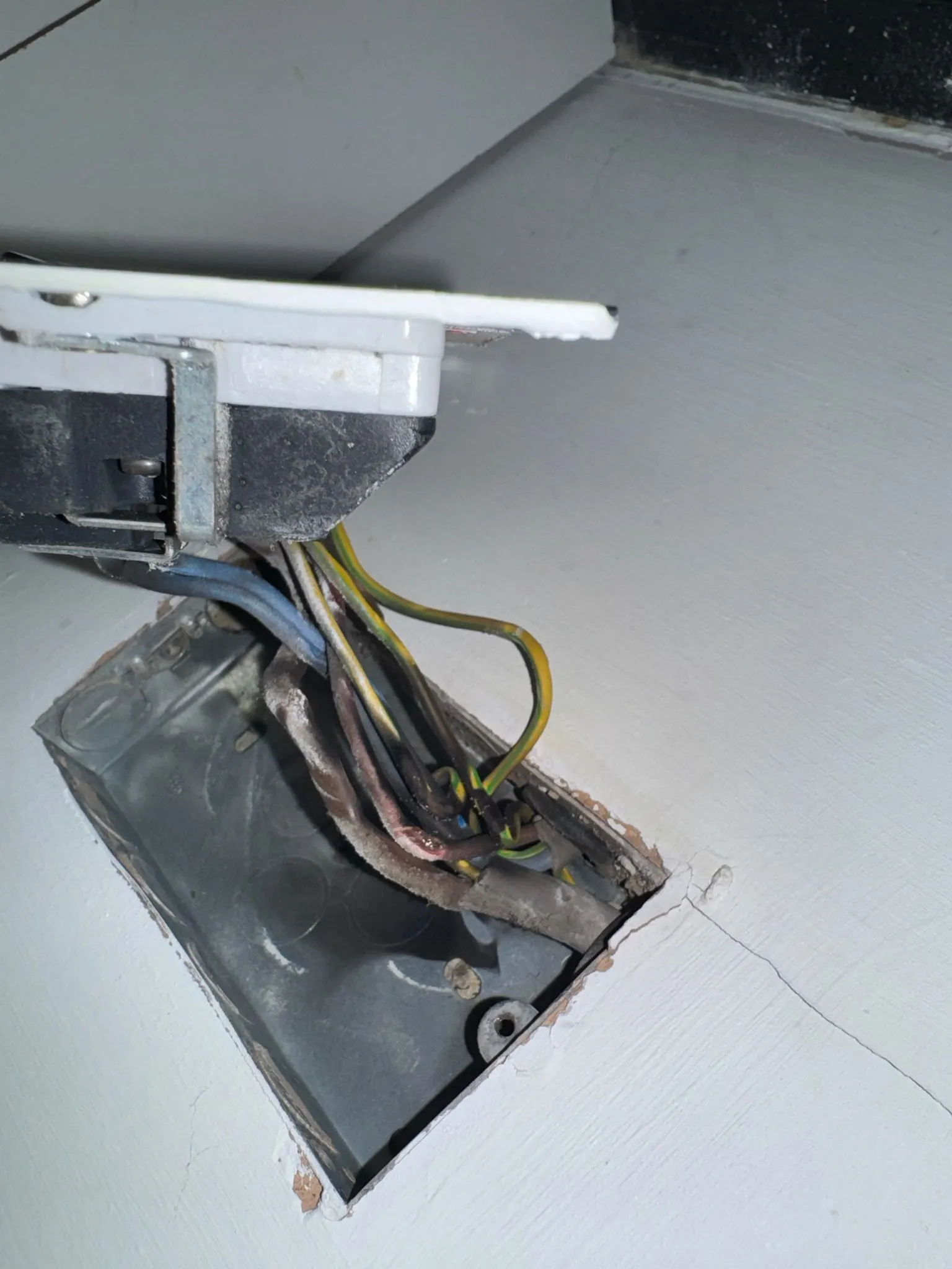 Professional electrician performing fuse box replacement – Harpenden.